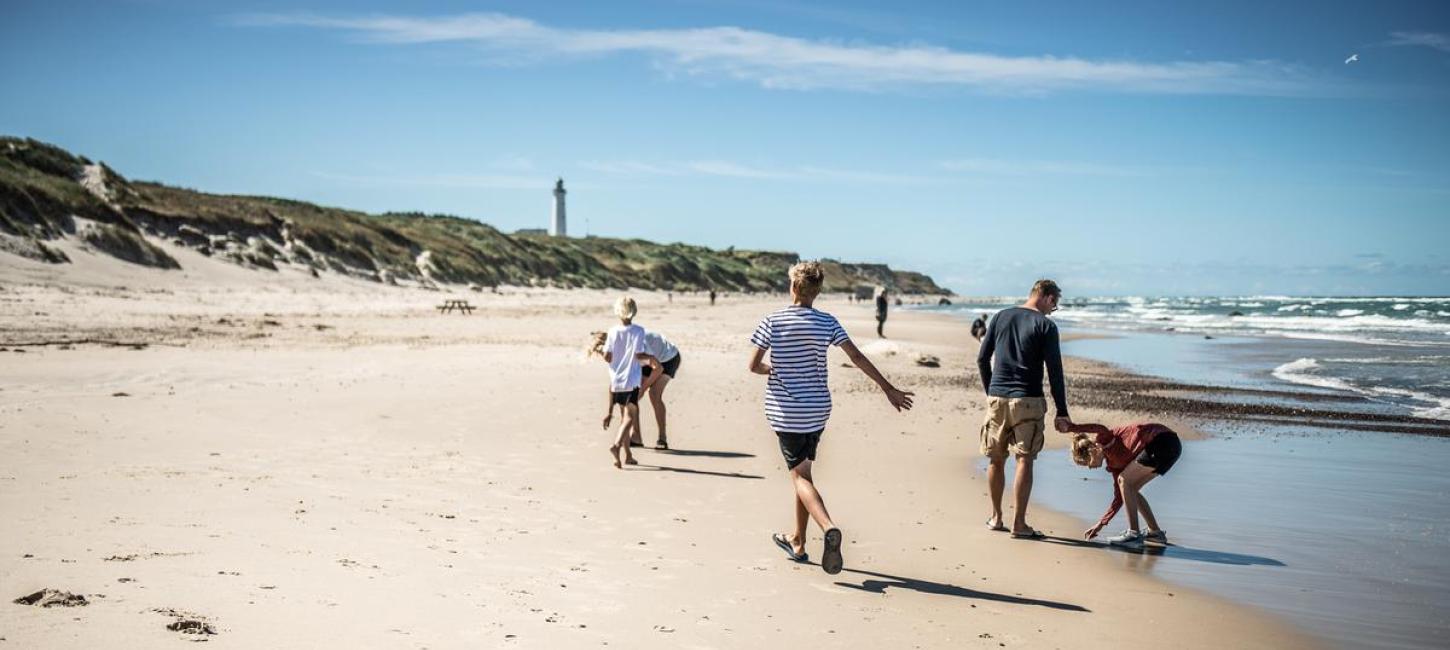 Familie ved strand