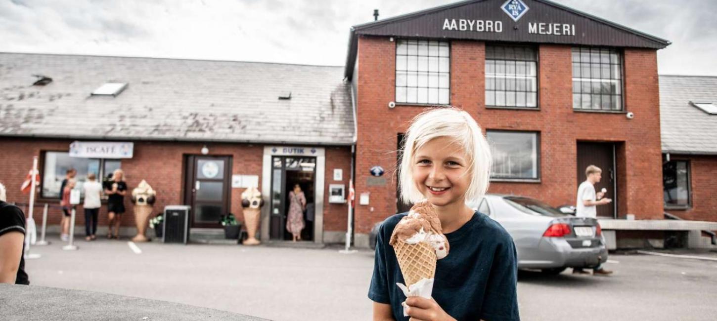 Dreng spiser Ryå is